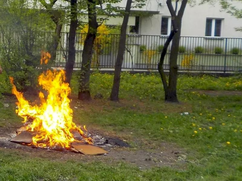 Palili w ognisku płyty meblowe na Pradze Północ - Życie Pragi Północ