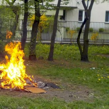 Palili w ognisku płyty meblowe na Pradze Północ - Życie Pragi Północ