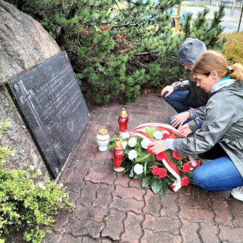 Oddanie hołdu w miejscu pamięci przy ulicy Witkiewicza - Życie Pragi Północ