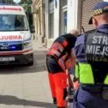 Strażnicy miescy pomogli leżącemu mężczyźnie na Pradze - Życie Pragi Północ